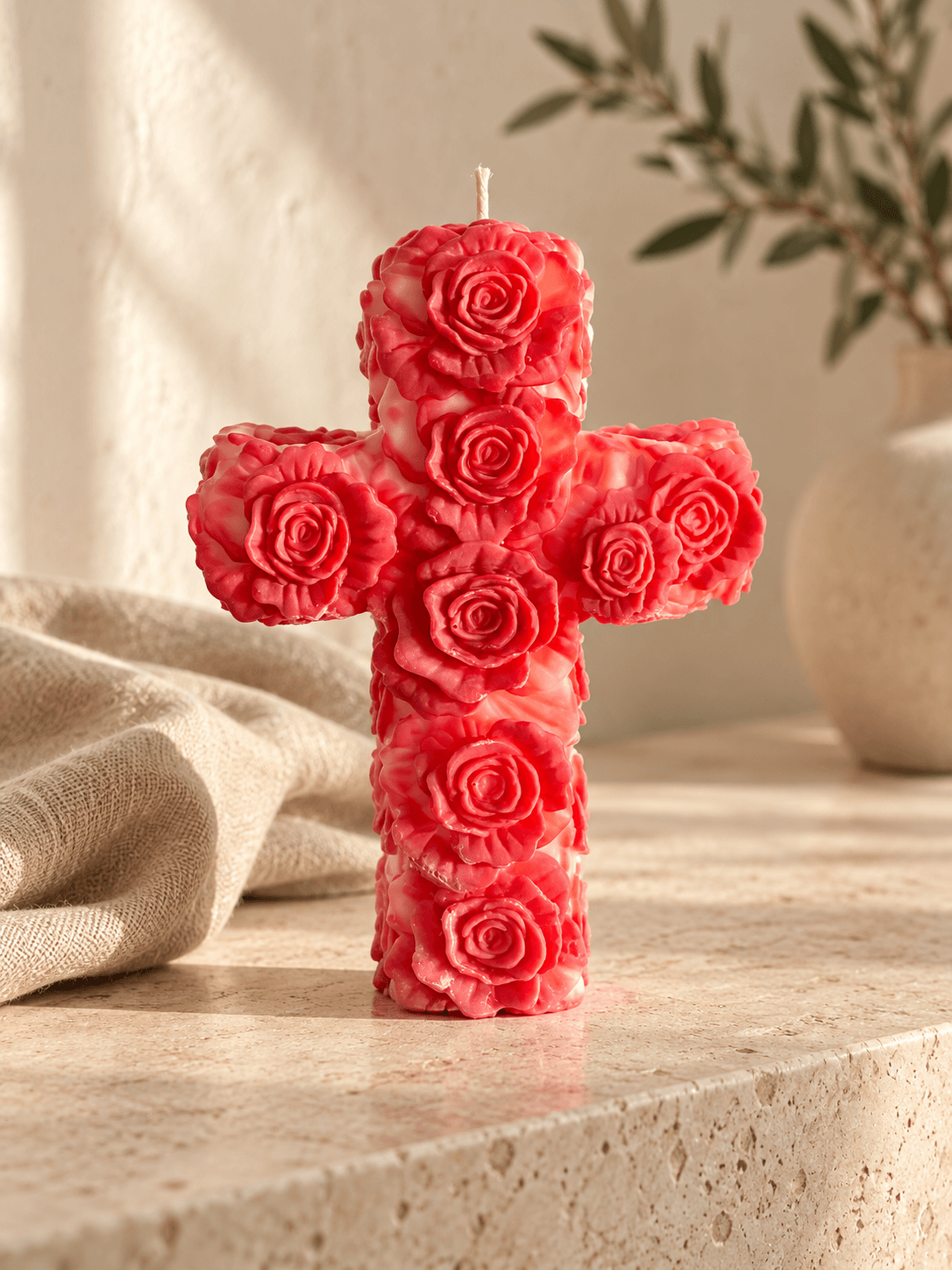 Rosenliebe – Kreuzkerze mit Rosenrelief